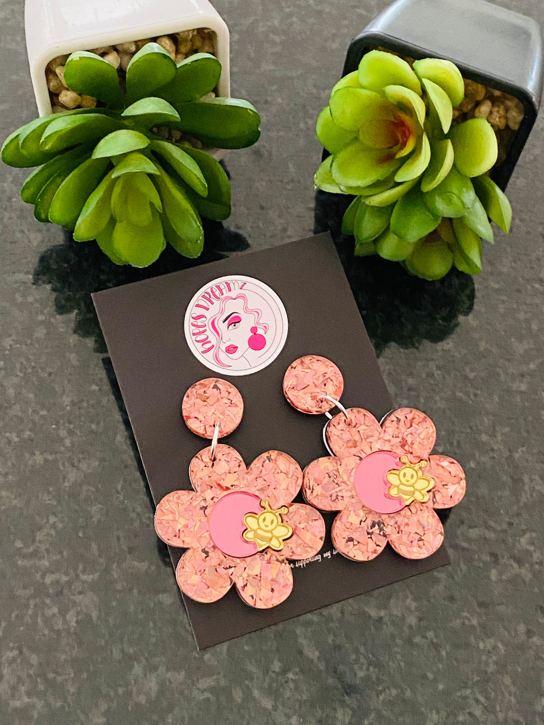 Pink daisy drop with bee