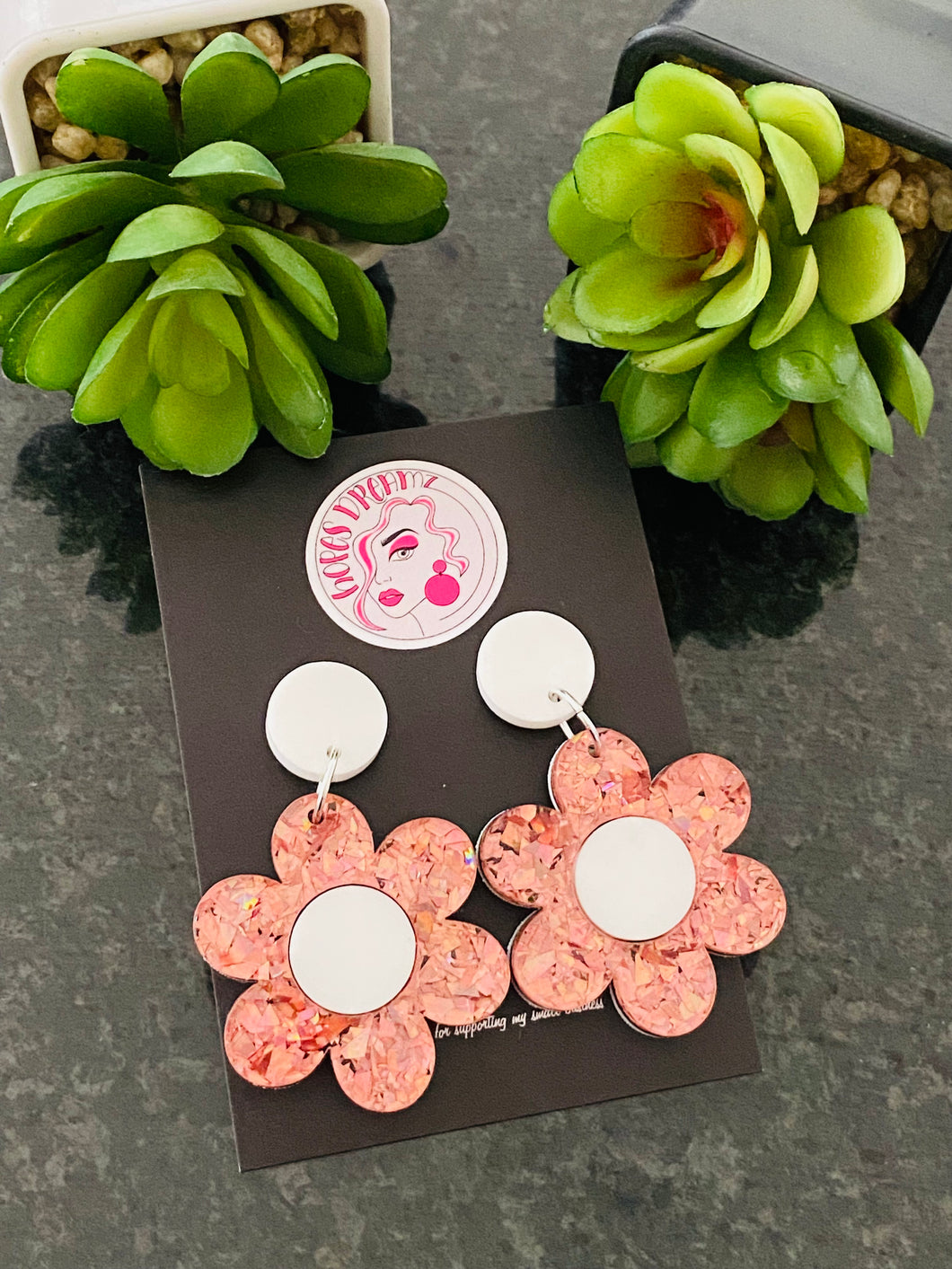 Pink glitter daisy drop