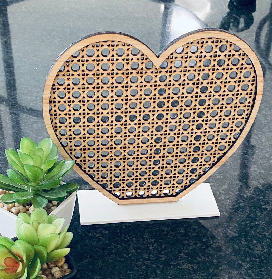 Rattan look earring heart stand